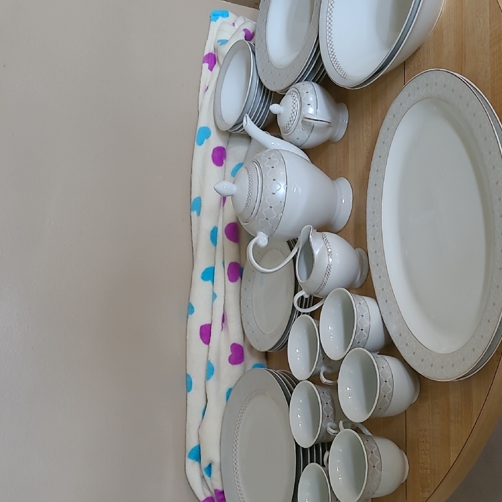 (6) serving Elegant White and Silver Dinnerware Set!  Mint condition